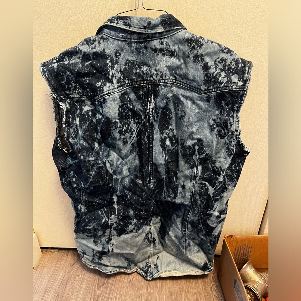 Levi’s Distressed Vest Medium